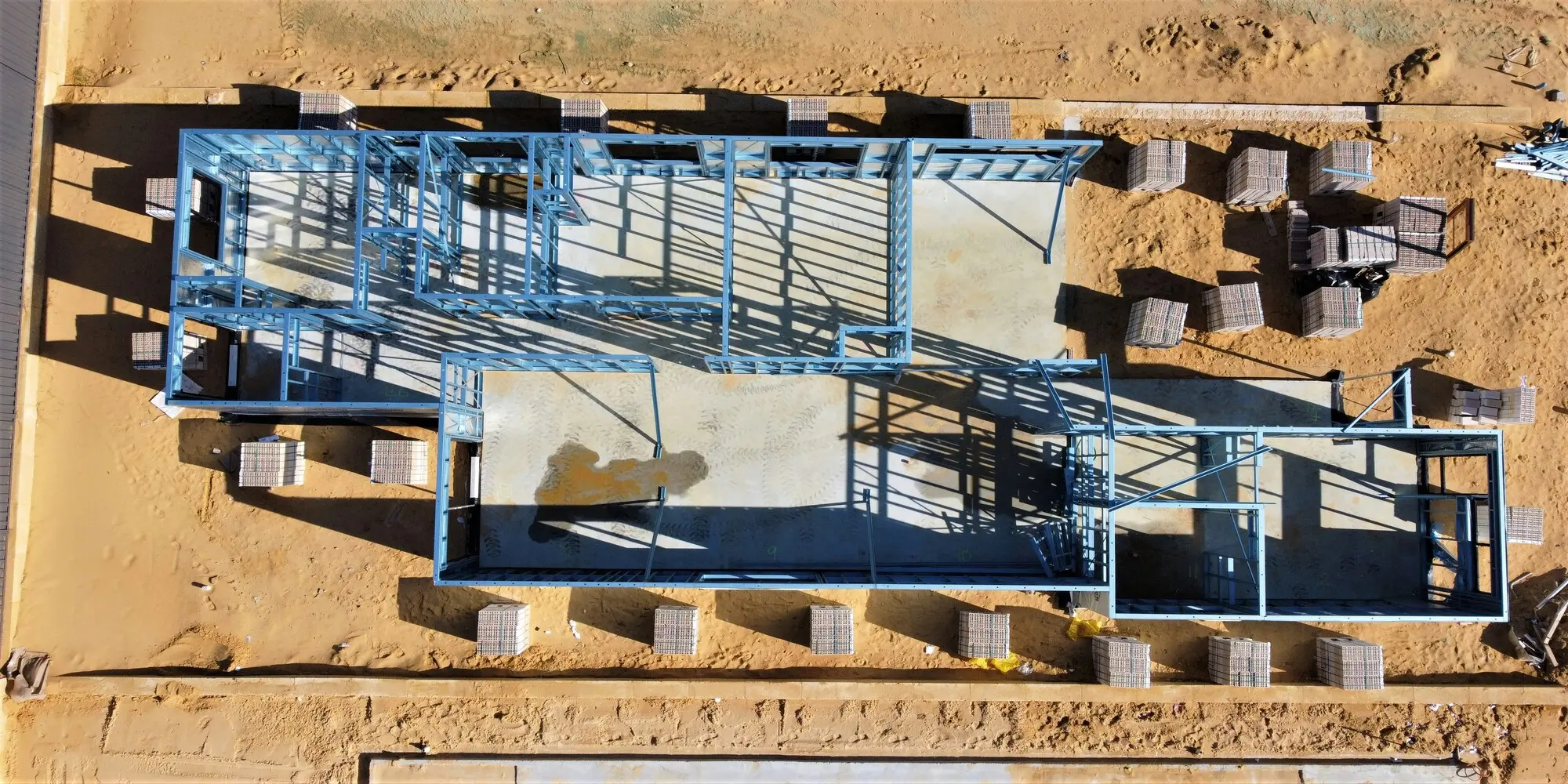 Obra de construcción en estructura metálica registrada desde el aire