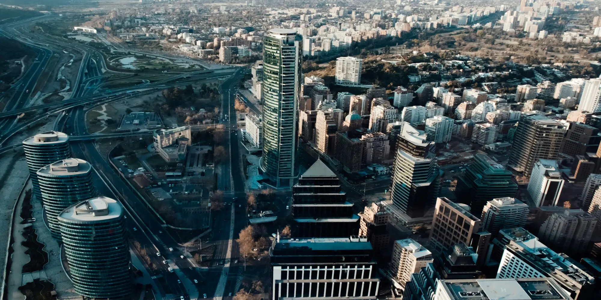 Vista aérea con dron del sector oriente de Santiago de Chile