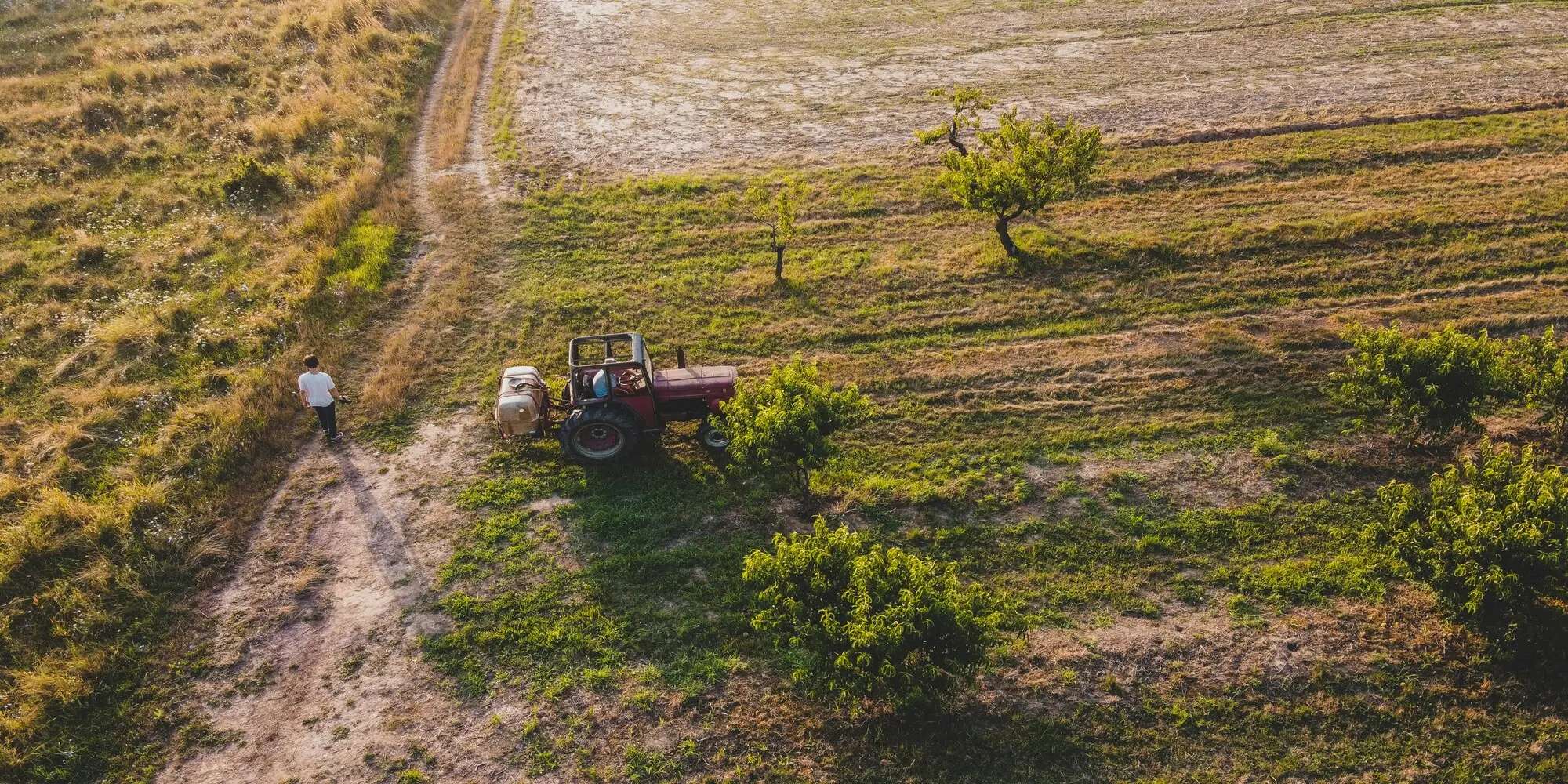 Inspección aérea de faenas agrícolas con maquinaria vista desde dron